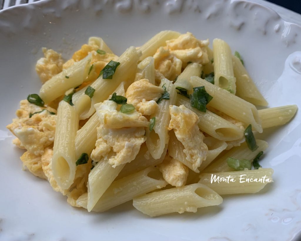 macarrão com ovos mexidos