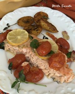 salmão com tomate confit