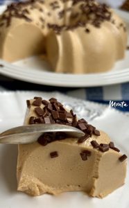 Pudim de doce de leite com coco