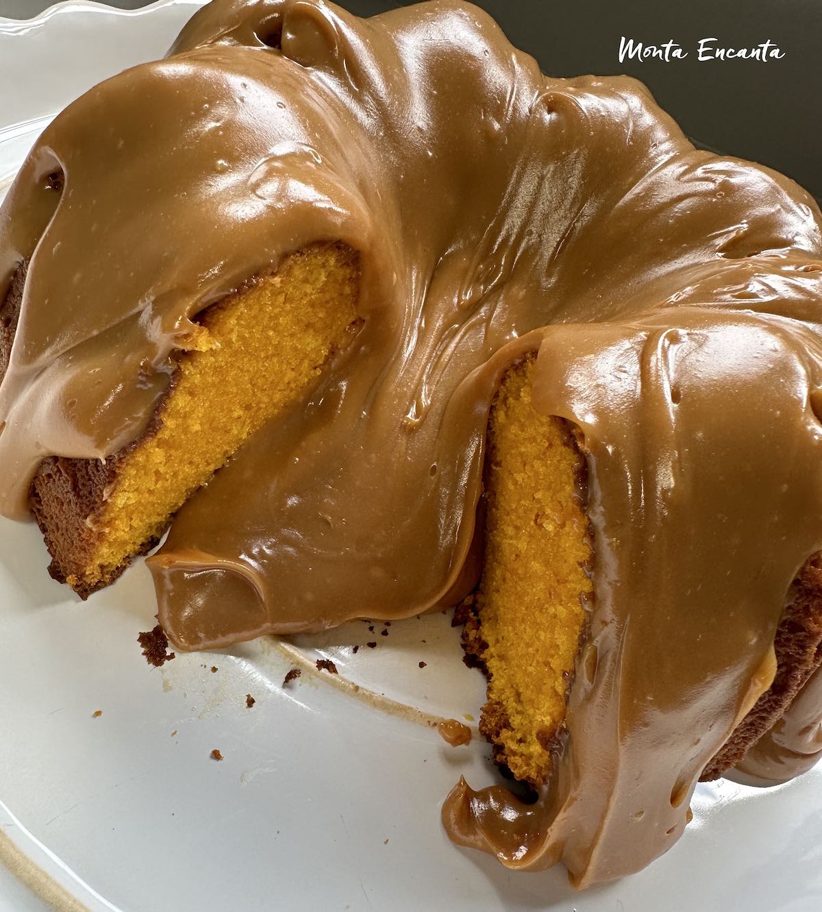 Bolo de cenoura com doce de leite