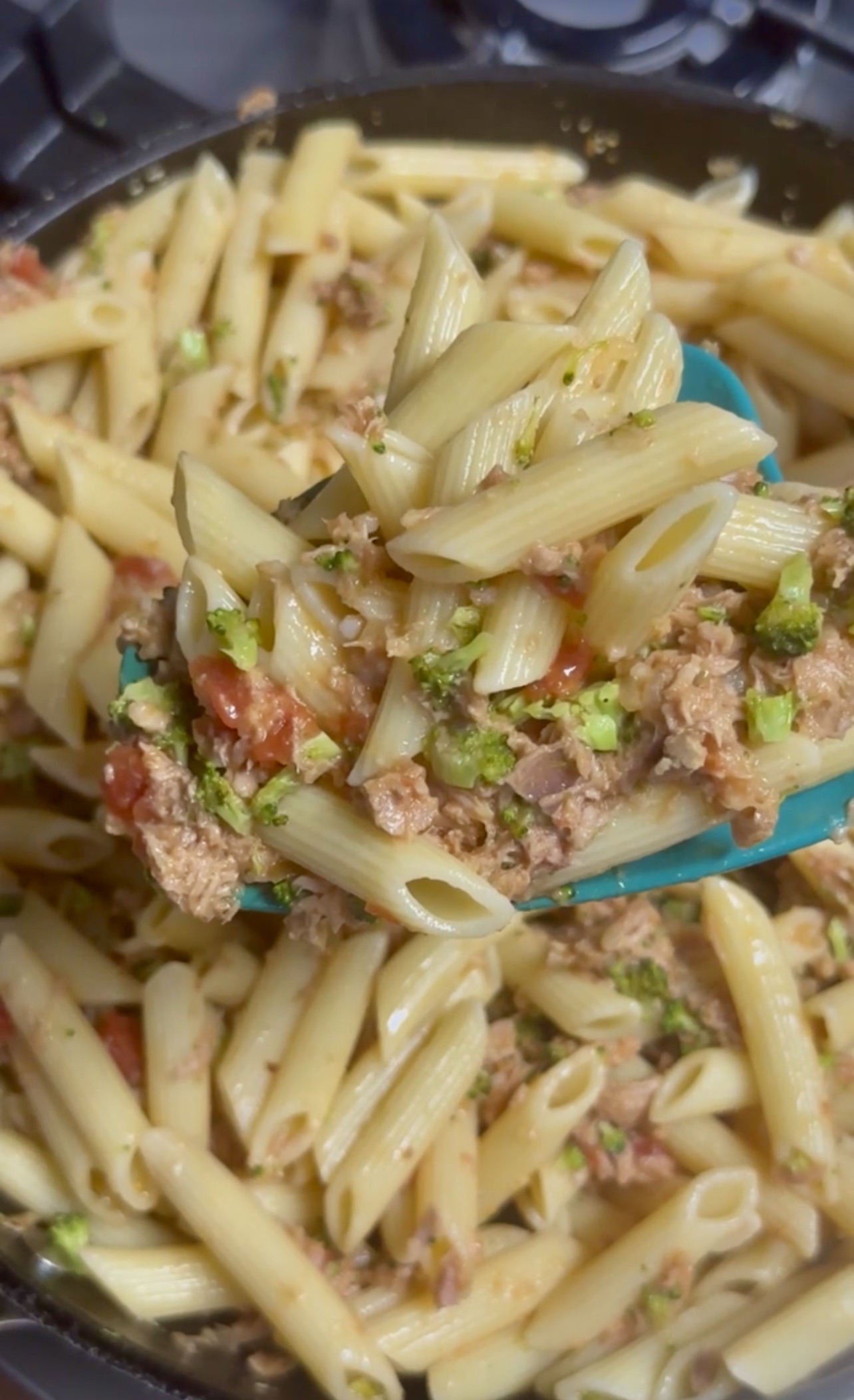 Macarrão com atum e brócolis, alho e limão macarrão com atum e brócolis