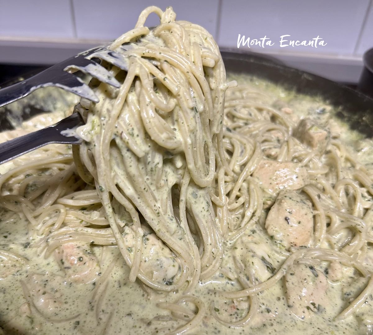 Macarrão com espinafre e frango cremoso macarrão com espinafre