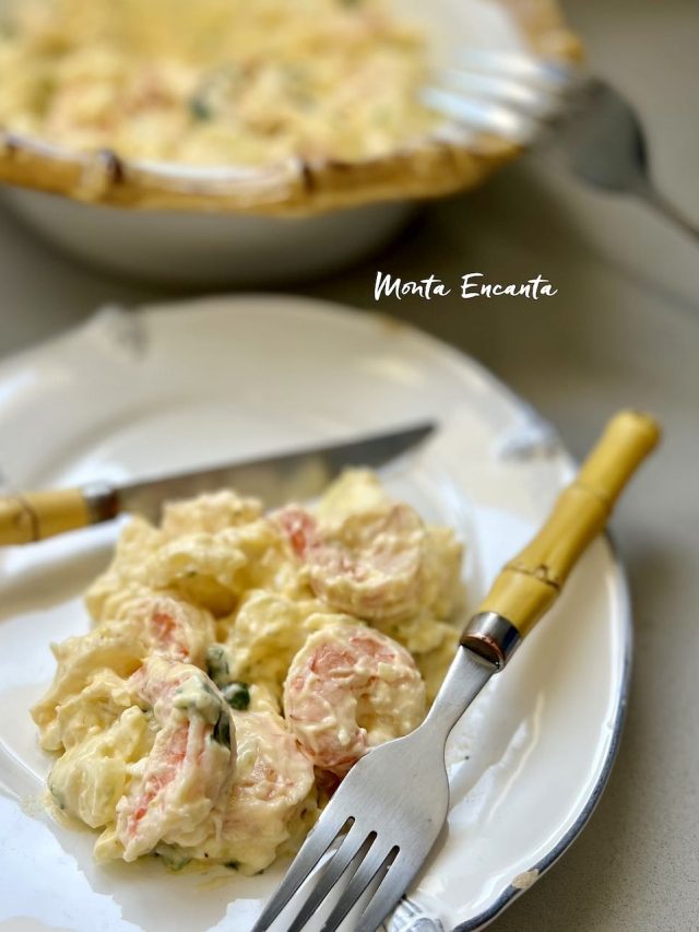 Salada de camarão, maionese, ovos e batata