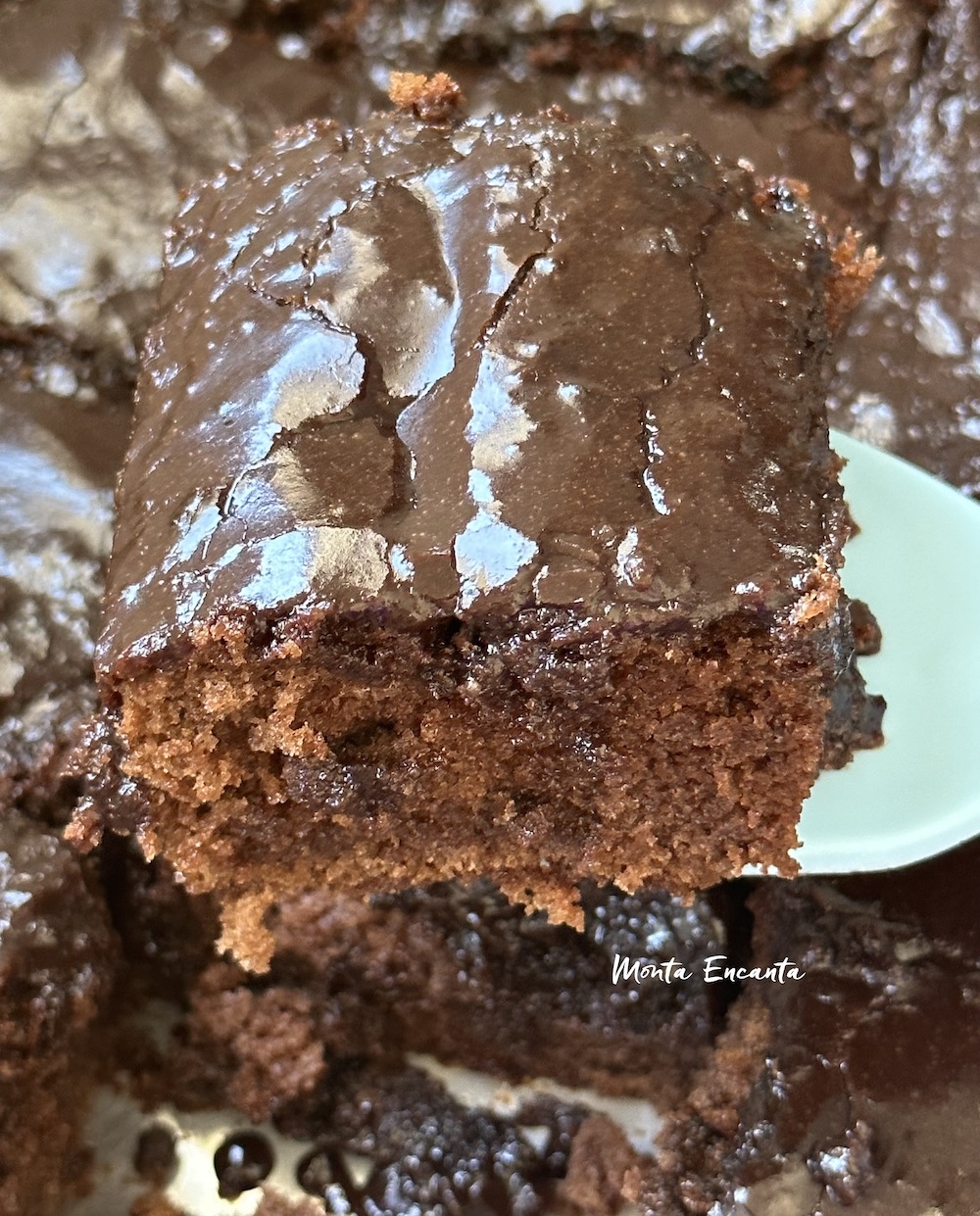 BOLO DE CHOCOLATE DE FESTA, SIMPLES COM COBERTURA QUE NÃO VAI AO FOGO