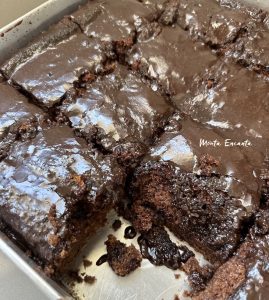 Bolo com calda craquelada bem chocolatudo