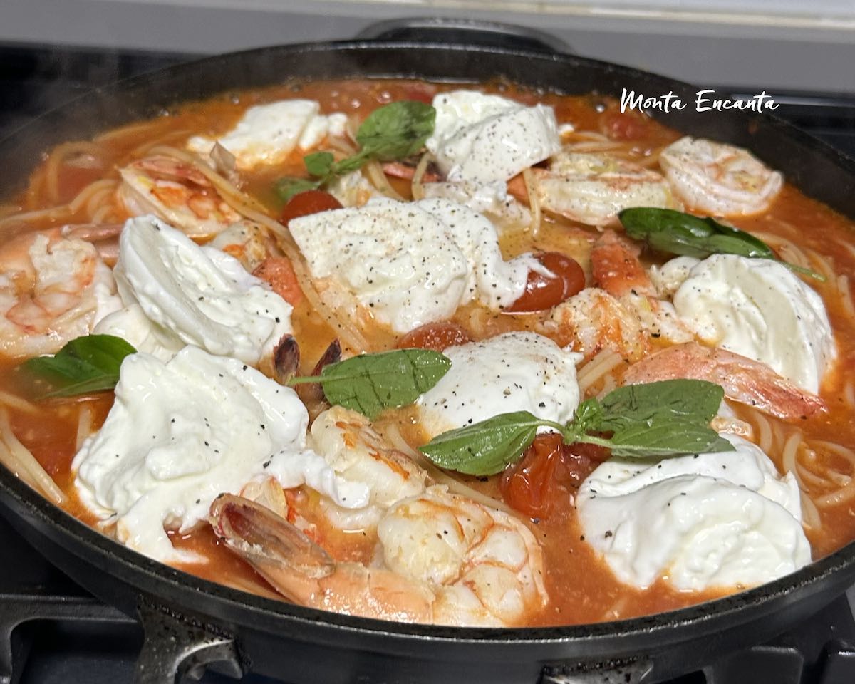 macarrão com camarão e burrata