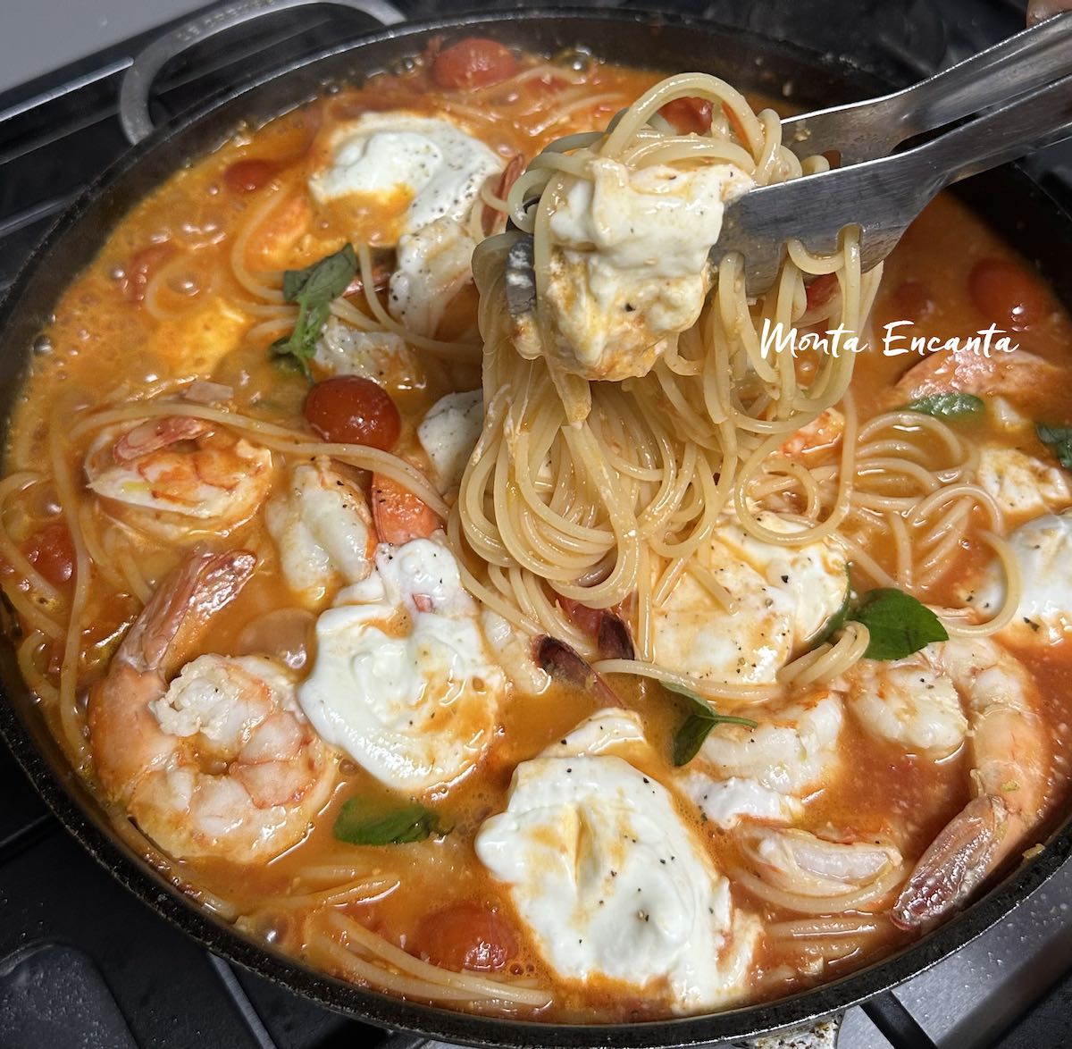 Macarrão com camarão e burrata