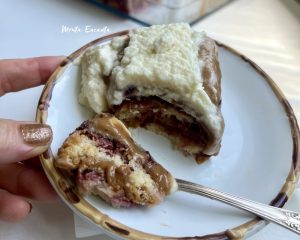 Bolo alagado doce de leite com frutas vermelhas