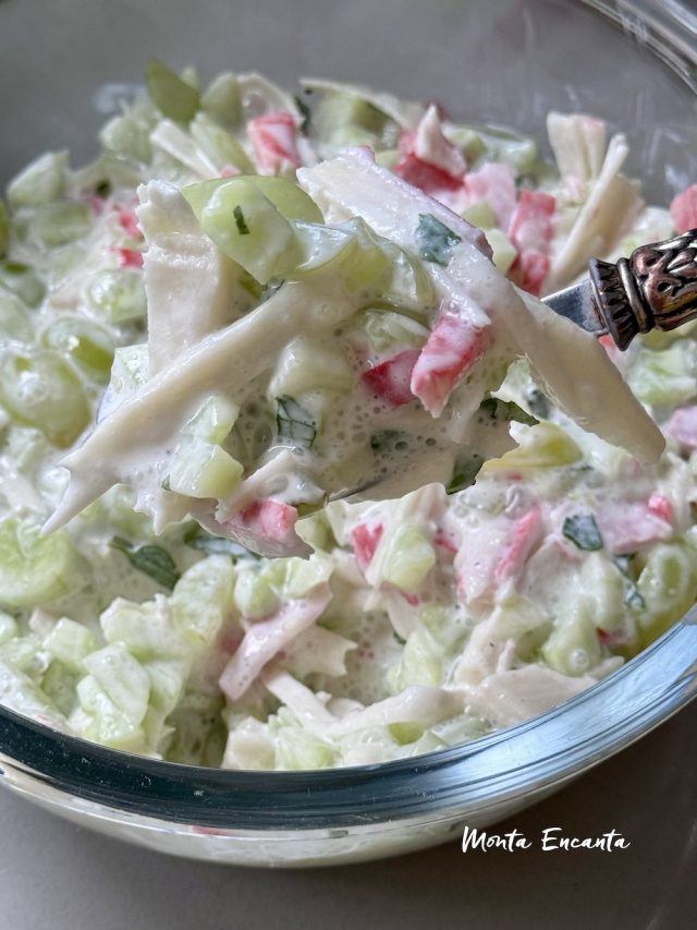 Salada Verão com iogurte, hortelã, uva e kani