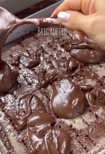 bolo alagado de brigadeiro