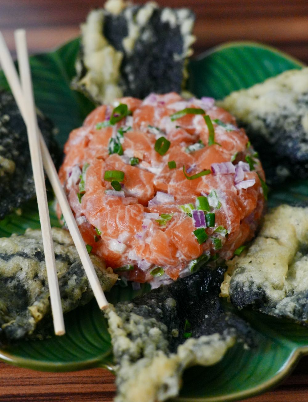 Tartar de salmao com crocante de nori