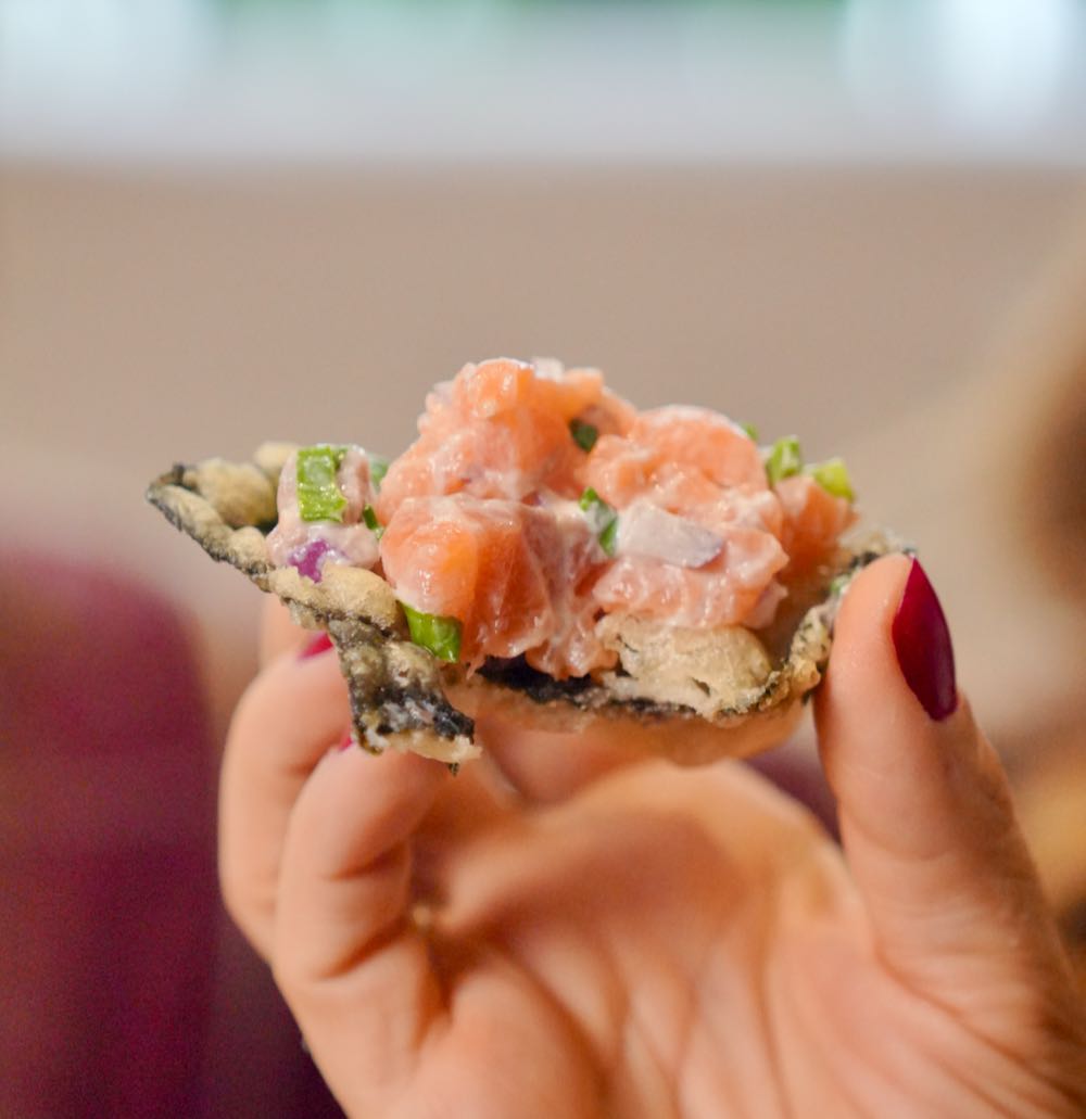 Tartar de salmao com crocante de nori 