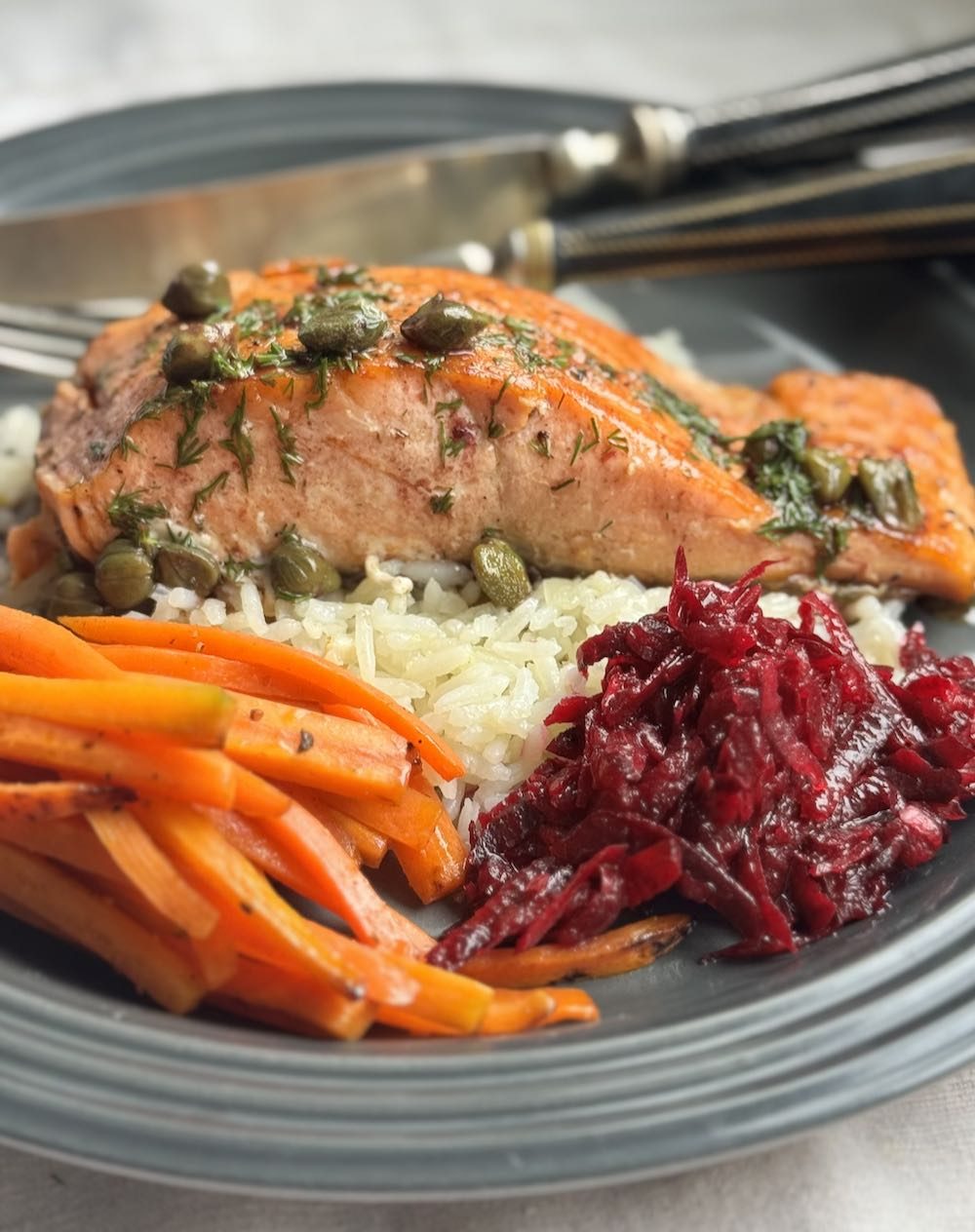 salmão com limão e alcaparras