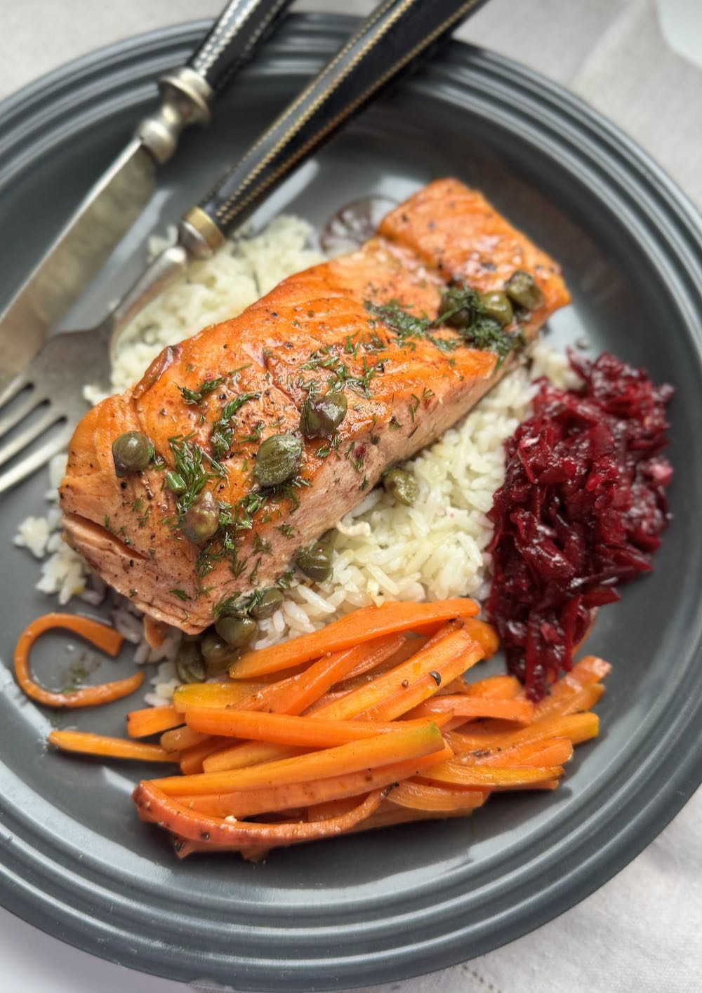 salmão com limão e alcaparras