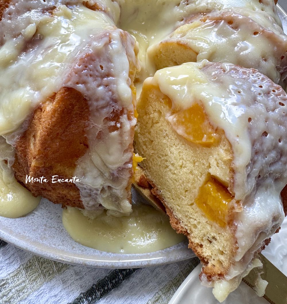 bolo de pêssego com ganache branca